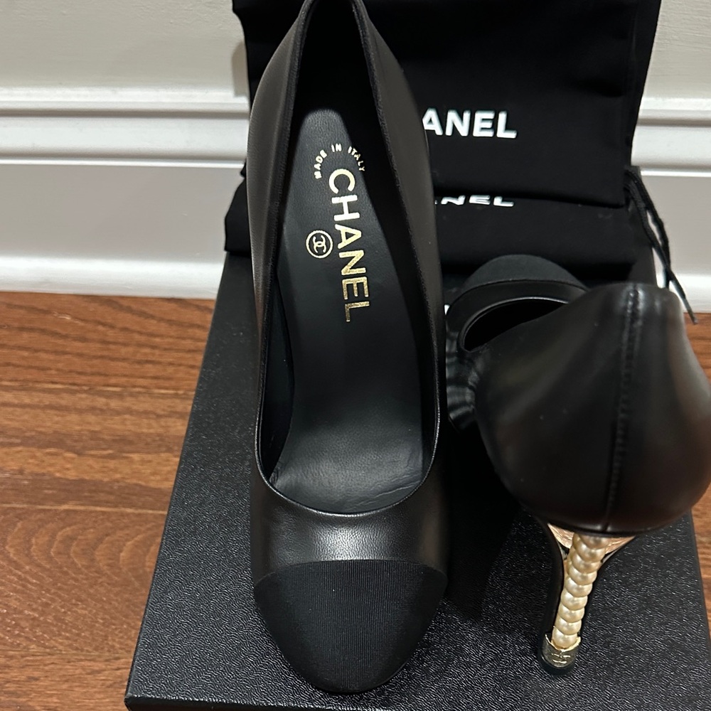 CHANEL Black Heels with Pearl Accent 37.5 BNIB Ultra Rare Authentic - Picture 5 of 11